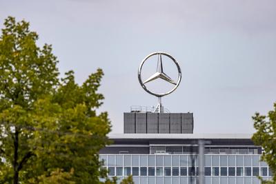 Mercedes-Stern auf einem B?rogeb?ude der Mercedes-Benz Group in Stuttgart-Untert?rkheim. / // 13.09.2022: Europa, Deutsc-stock-foto
