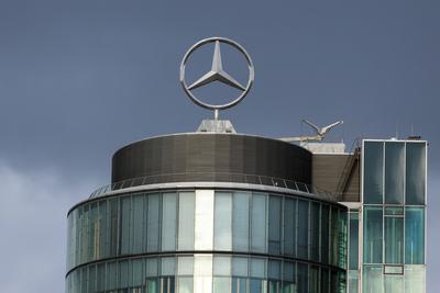 Logo des Automobilherstellers Mercedes-Benz-stock-foto