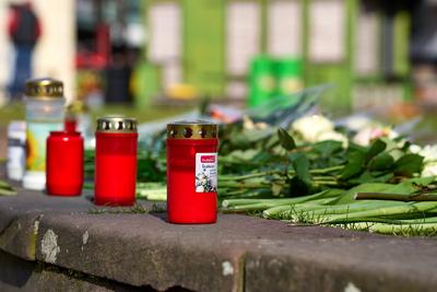 Mannheim, Baden-W?rttemberg, Germany - March 4, 2025: The day after the Mannheim death drive, flowers and grave candles-stock-foto