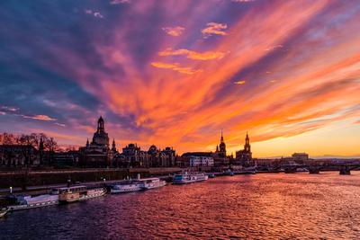 Red sunset sky over the Church of our Lady, the Albertinum and the Cathedral of the Holy Trinity in the old part of town-stock-foto