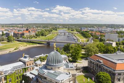Ausblick vom Turm der Frauenkirche auf die Kunstakademie, Albertinum, Elbe, Karolabr?cke und S?chsischem Staatsministeri-stock-foto