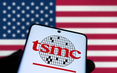 Dhaka, Bangladesch - 21. Dezember 2024: Das TSMC-Logo wird auf einem Smartphone angezeigt, im Hintergrund ist die amerikanische Flagge zu sehen.-stock-photo