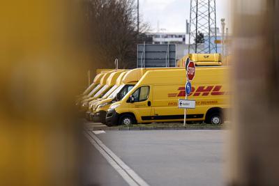 DHL-Fahrzeuge stehen aufgereiht am DHL-Frachtzentrum K?ln West (Themenbild, Symbolbild) K?ln, 14.02.2022 Foto:xC.xHardtx-stock-photo