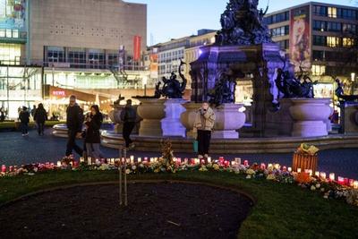 Mannheim - Trauer in Mannheim - Ein Meer aus Kerzen: Trauernde Menschen am Ort der Amokfahrt von Gestern-stock-foto