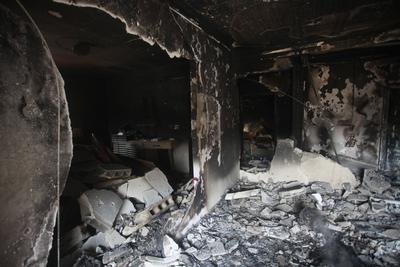 Palestinians inspect an apartment that was targeted by an Israeli air strike in the eastern neighborhood of Jenin-stock-photo