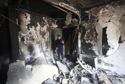 Palestinians inspect an apartment that was targeted by an Israeli air strike in the eastern neighborhood of Jenin-stock-photo