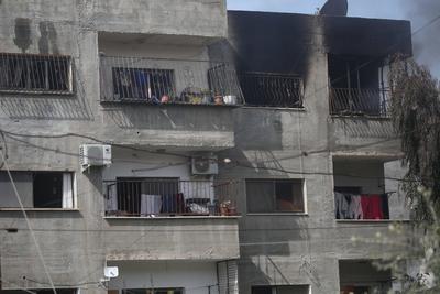 Palestinians inspect an apartment that was targeted by an Israeli air strike in the eastern neighborhood of Jenin-stock-photo
