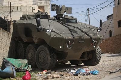 Israeli army armoured vehicles are stationed on a side street during a raid in the eastern neighbourhood of Jenin-stock-foto