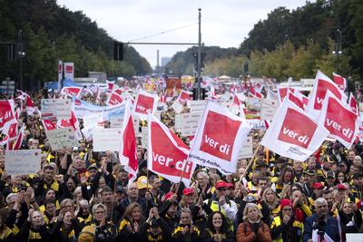 Post Protest gegen Postgesetz DEU, Deutschland, Germany, Berlin, 09.10.2023 Demonstranten der Deutschen Post AG und der-stock-foto