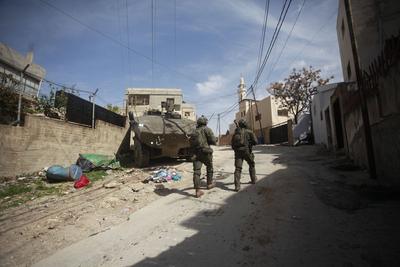 Israeli army armoured vehicles are stationed on a side street during a raid in the eastern neighbourhood of Jenin-stock-foto