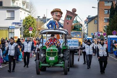 Fastnachtsumzug "Klaa Paris" im Frankfurter Stadtteil Heddernheim-stock-foto