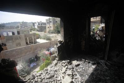 Palestinians inspect an apartment that was targeted by an Israeli air strike in the eastern neighborhood of Jenin-stock-photo