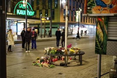 Mannheim - Trauer in Mannheim - Ein Meer aus Kerzen: Trauernde Menschen am Ort der Amokfahrt von Gestern-stock-foto