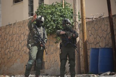 Israeli army armoured vehicles are stationed on a side street during a raid in the eastern neighbourhood of Jenin-stock-foto