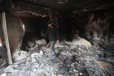 Palestinians inspect an apartment that was targeted by an Israeli air strike in the eastern neighborhood of Jenin-stock-photo