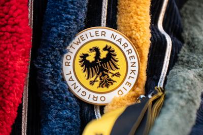 Der Schriftzug Original Rottweiler Narrenkleid ist auf einer Plakette eines Fransenkleidles, einer Rottweiler Narrenfigu-stock-photo