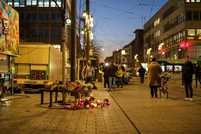 Mannheim - Trauer in Mannheim - Ein Meer aus Kerzen: Trauernde Menschen am Ort der Amokfahrt von Gestern-stock-foto