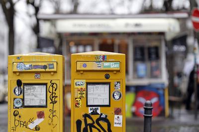 Zwei Briefk?sten vor einem Kiosk in der K?lner Innenstadt sind mit Stickern ?bers?ht. (Themenbild, Symbolbild) K?ln, 21.-stock-foto