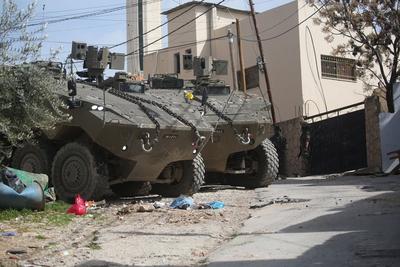 Israeli army armoured vehicles are stationed on a side street during a raid in the eastern neighbourhood of Jenin-stock-foto