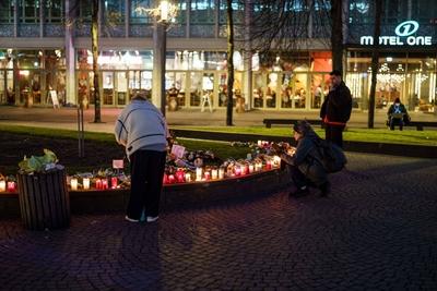 Mannheim - Trauer in Mannheim - Ein Meer aus Kerzen: Trauernde Menschen am Ort der Amokfahrt von Gestern-stock-foto