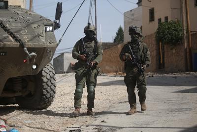 Israeli army armoured vehicles are stationed on a side street during a raid in the eastern neighbourhood of Jenin-stock-foto