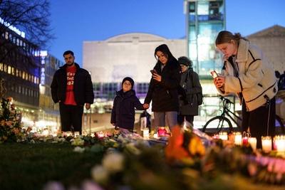 Mannheim - Trauer in Mannheim - Ein Meer aus Kerzen: Trauernde Menschen am Ort der Amokfahrt von Gestern-stock-foto