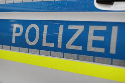 18.04.2024, M?nchen, Einsatzfahrzeuge der Bundespolizei stehen am Hauptbahnhof. Schriftzug Polizei in Nahaufnahme. Bayer-stock-foto