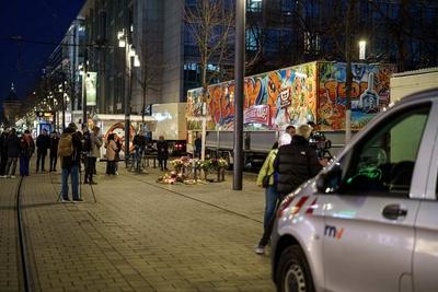 Mannheim - Trauer in Mannheim - Ein Meer aus Kerzen: Trauernde Menschen am Ort der Amokfahrt von Gestern-stock-foto