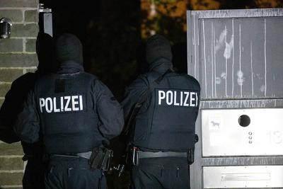 Beamte der Bundespolizei bei einem Zugriff gegen eine Schleuserbande, Bundesweit, in Solingen. *** Officers of the Feder-stock-foto