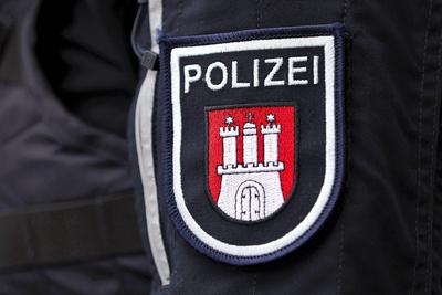 30.06.2024, Hamburg, Ein Polizist mit Schriftzug Polizei auf der Uniform im Einsatz Hamburg Deutschland *** 30 06 2024,-stock-foto