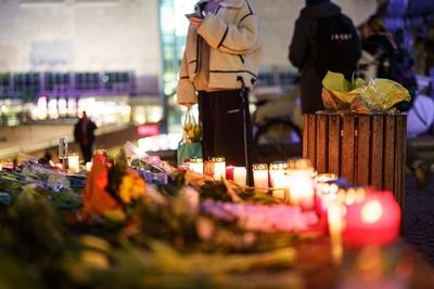 Mannheim - Trauer in Mannheim - Ein Meer aus Kerzen: Trauernde Menschen am Ort der Amokfahrt von Gestern-stock-foto