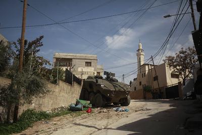 Israeli army armoured vehicles are stationed on a side street during a raid in the eastern neighbourhood of Jenin-stock-foto