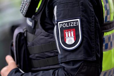30.06.2024, Hamburg, Ein Polizist mit Schriftzug Polizei auf der Uniform im Einsatz Hamburg Deutschland *** 30 06 2024,-stock-foto