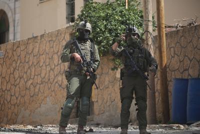 Israeli army armoured vehicles are stationed on a side street during a raid in the eastern neighbourhood of Jenin-stock-foto