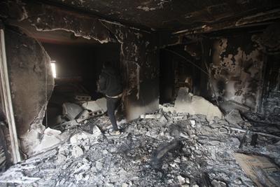 Palestinians inspect an apartment that was targeted by an Israeli air strike in the eastern neighborhood of Jenin-stock-photo