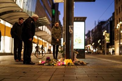 Mannheim - Trauer in Mannheim - Ein Meer aus Kerzen: Trauernde Menschen am Ort der Amokfahrt von Gestern-stock-foto