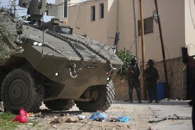 Israeli army armoured vehicles are stationed on a side street during a raid in the eastern neighbourhood of Jenin-stock-foto
