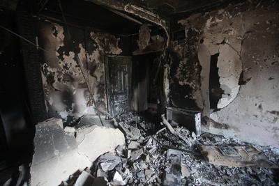 Palestinians inspect an apartment that was targeted by an Israeli air strike in the eastern neighborhood of Jenin-stock-photo