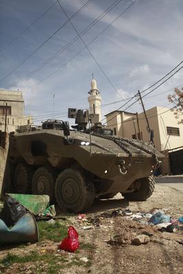 Israeli army armoured vehicles are stationed on a side street during a raid in the eastern neighbourhood of Jenin-stock-foto