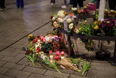 Mannheim - Trauer in Mannheim - Ein Meer aus Kerzen: Trauernde Menschen am Ort der Amokfahrt von Gestern-stock-foto
