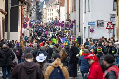Fastnachtsumzug "Klaa Paris" im Frankfurter Stadtteil Heddernheim-stock-foto