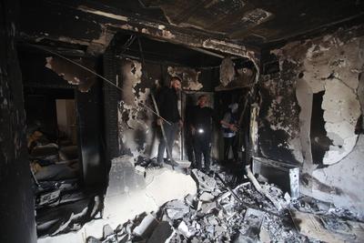 Palestinians inspect an apartment that was targeted by an Israeli air strike in the eastern neighborhood of Jenin-stock-photo