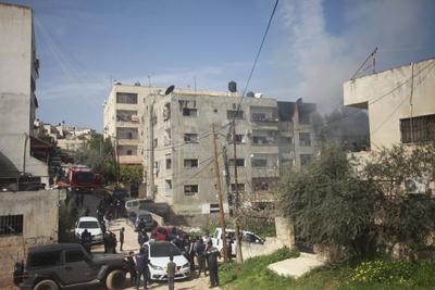 Palestinians inspect an apartment that was targeted by an Israeli air strike in the eastern neighborhood of Jenin-stock-photo