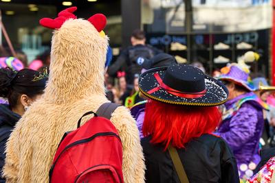 Karlsruhe, Baden-W?rttemberg, Germany - 4 March 2025: Colorful costumes and an exuberant atmosphere at the carnival para-stock-foto