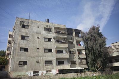 Palestinians inspect an apartment that was targeted by an Israeli air strike in the eastern neighborhood of Jenin-stock-photo