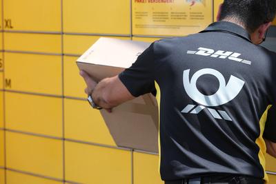 28.06.2023, Hamburg, Ein Postbote der Deutschen Post entnimmt Pakete aus eine DHL Packstation Hamburg Deutschland *** 28-stock-foto