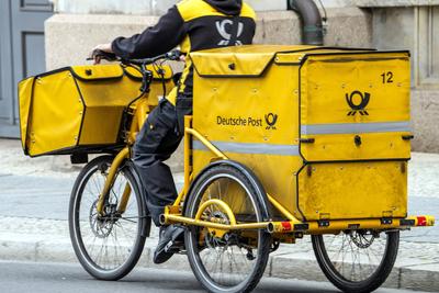 Postbote mit Dienstfahrrad, Berlin, 31. Mai 2024 Deutschland, Berlin, 2024, Postbote liefert mit Dienstfahrrad die Post-stock-photo