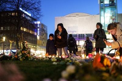 Mannheim - Trauer in Mannheim - Ein Meer aus Kerzen: Trauernde Menschen am Ort der Amokfahrt von Gestern-stock-foto