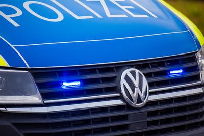 Polizeiauto mit blinkendem Blaulicht im Einsatz *** Police car with flashing blue lights in action Copyright: xUdoxHerrm-stock-foto
