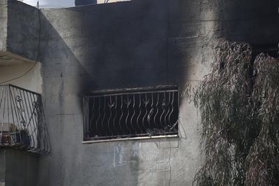Palestinians inspect an apartment that was targeted by an Israeli air strike in the eastern neighborhood of Jenin-stock-photo